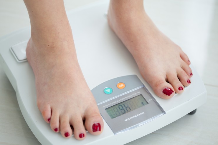 Почему электронные весы показывают разный вес