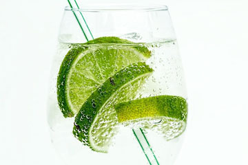 Пейте воду с соком лимона или лайма
