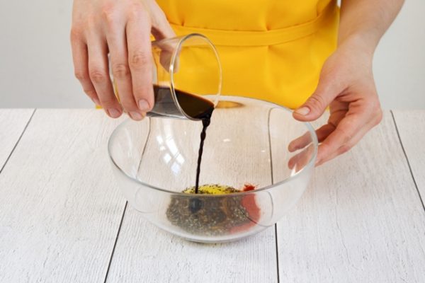 Приготовление маринада с бальзамическим уксусом и специями в стеклянной ёмкости