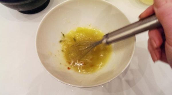 Лимонный маринад в миске с металлическим венчиком